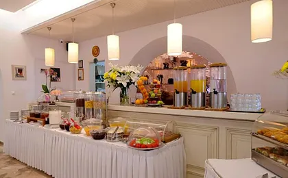 Kamari Hotel