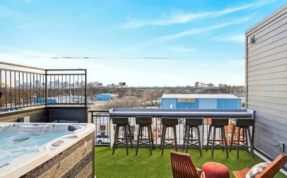 The Lodge by Avantstay Private Rooftop Lounge + Hot Tub + Skyline Views + Near Broadway