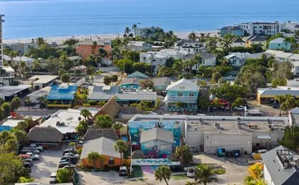MERMAID HOUSE WITH POOL JACUZZI STEPS to SIESTA KEY BEACH