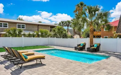 Home 1 Block From 2 Beaches W/private Pool, High-speed Wifi & Central AC