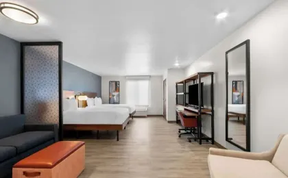 Everhome Suites Glendale Sports & Entertainment District