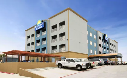Days Inn &Suites by Wyndham Galveston West/Seawall