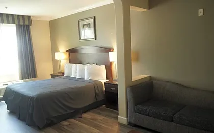 Harbor Inn & Suites