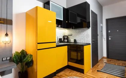 Downtown Luxury Boutique Suites : the yellow suite