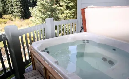 Pinecreek #I - 4 BR - Private Hot Tub - Close to Town - Shuttle to Slopes