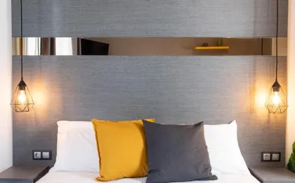 Downtown Luxury Boutique Suites : the yellow suite