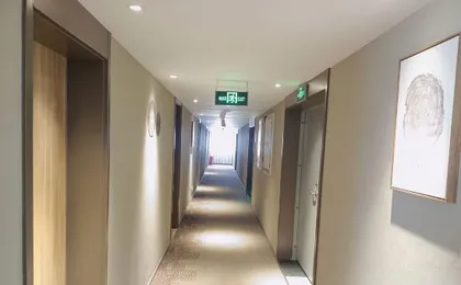Homeinn · neo (Shanghai Hutai Road Xingzhi Road Subway Station)