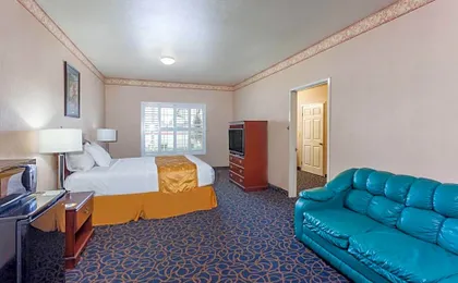 Days Inn & Suites by Wyndham South Gate