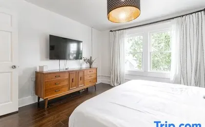 Spacious Duplex for 14 in Downtown