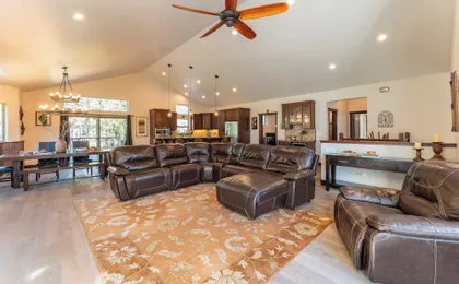 10mins to Lake Hot Tub, Game Room, Forest Views Meyers Meadow by Avantstay