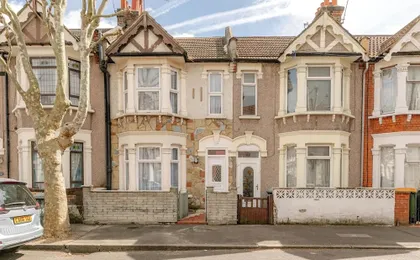 4 Bed House - Sleeps 6 - Garden, Pets, Wifi