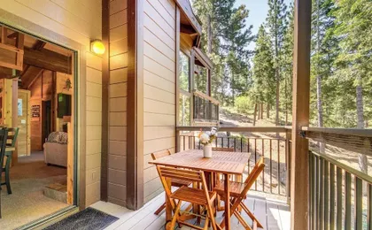 8 Mi to North Tahoe Beach: Truckee Resort Condo