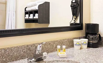 Days Inn & Suites by Wyndham Galveston West/Seawall