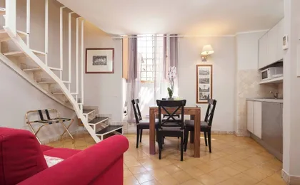 Renoir Small Loft on Giulia Street