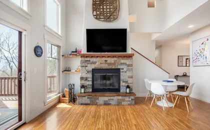 Private Retreat w/ Hot Tub, Amazing Views, Game Room Silver Spoon by Avantstay