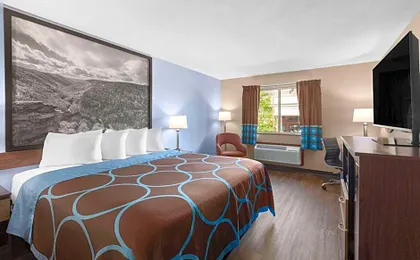 Super 8 by Wyndham Fairmont