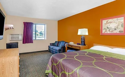 Super 8 by Wyndham Charlotte/Amusement Park Area