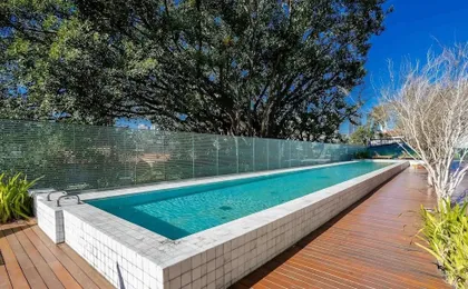 Apt w/ Balcony, Minutes From the Subway Ctb2405