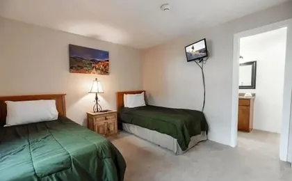 Breakaway West Ski Condo 1,5 miles from the Lifts by RedAwning