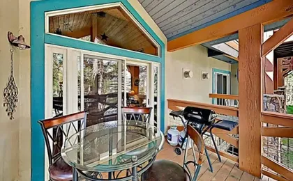4 O Clock Ski Run Spacious 2 Bedroom Rental - Half Block from Snowflake Lift!