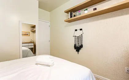 Apto com sacada e churrasq 260m Praia Brava COI302