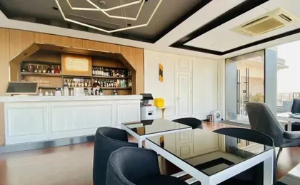 Waitan 333 Hotel (Nanjing East Road Subway Station)