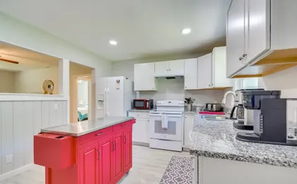 Single-story Ocala Home w/ Porch - Near Wec!