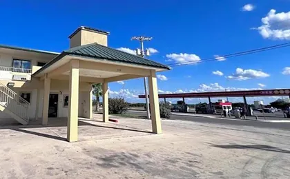 OYO Garden Inn and Suites Pearsall I-35 East