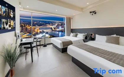 Today High-rise River View Homestay (Chongqing Jiefangbei Pedestrian Street Hong Ya Dong)