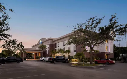 Days Inn & Suites by Wyndham Fort Myers Near Jetblue Park