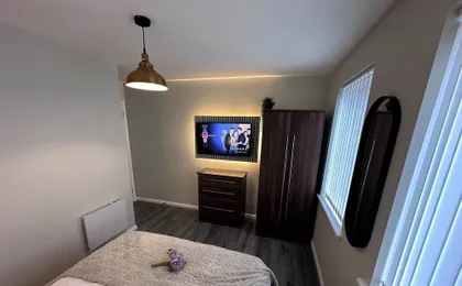 2br-sleeps4-freeparking-wifi-smarttvs