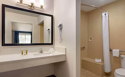 Days Inn & Suites by Wyndham Anaheim At Disneyland Park