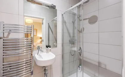 Stylish 3 Bed 3 Bath in Kens High St