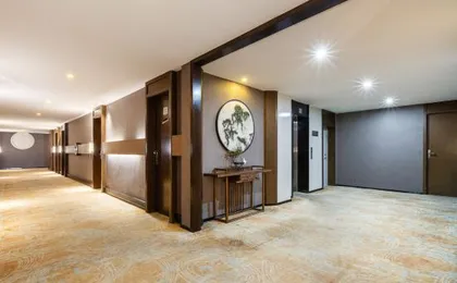 Hongye Hotel (Wuhan South Taizihu Subway Station Shanshan Outlet Plaza)