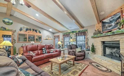 Woodsy Pigeon Forge Hideaway: Private Hot Tub