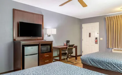 Econo Lodge West - Coors Blvd