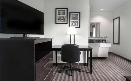 Days Inn & Suites by Wyndham Dallas