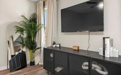 10 Mins to Downtown Deck w/ Fire Pit Modern Haven Bradford by Avantstay