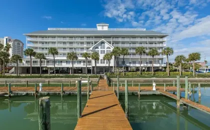 NEW Beach Condo 5 min walk to the Beach Sleeps 9