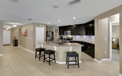 Grand Home With Private Screened Pool, Grill, Streaming, W/d, & AC