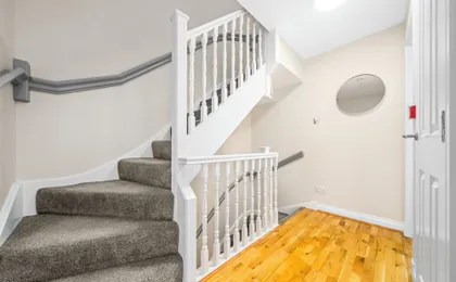 Modern 5 Bed Townhouse with Free Parking