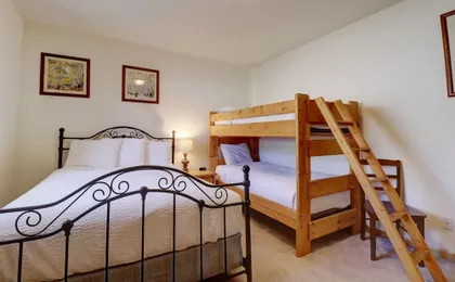 Sauterne Sanctuary 3br 3ba 3 Bedroom Home by RedAwning