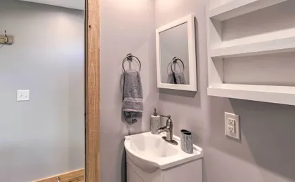 Studio w/ Loft, Hot Tub & Views in Marshall!
