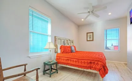 Sleeps 84, 9 Homes Private Boat Dock, Waterfront Pool, Views Laguna Village
