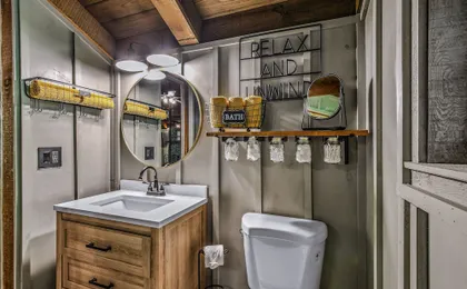 Light'n Bug Bungalow 1 Bedroom Cabin by RedAwning