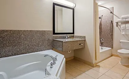 Best Western Plus Kansas City Airport-KCI East
