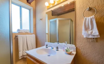 Moonridge Manor - Very Lovely Cabin In A Quiet Neighborhood With An Amazing Hot Tub! 4 Bedroom Home