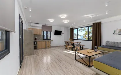 Christianna & George Luxury Hot Tub Apartment