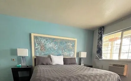 Bluebird Day Inn & Suites