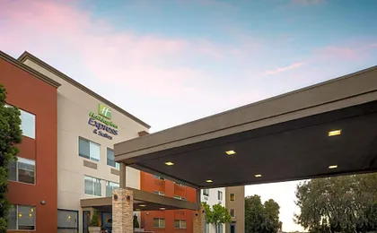 Holiday Inn Express Hotel & Suites Belmont By IHG